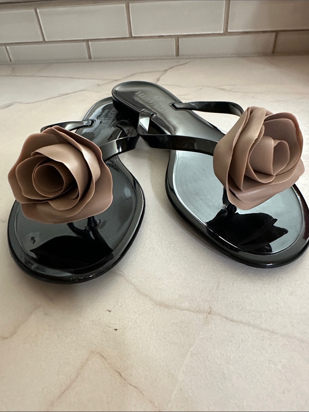 Sz 38🌹NWOB Valentino Black Glossed PVC Rose Jelly Thong Sandals.
